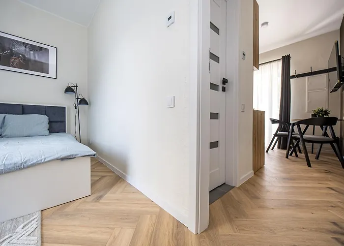 شقة Jaukus Apartamentai Palangoje Su Baseinu *